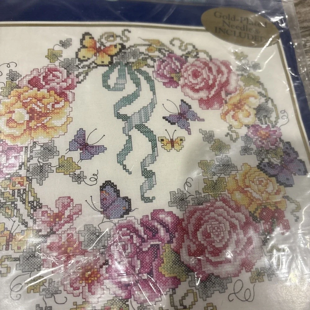 1999 Bucilla Stamped Cross Stitch Kit #42464 ROSE IVY HEART WREATH 15x15